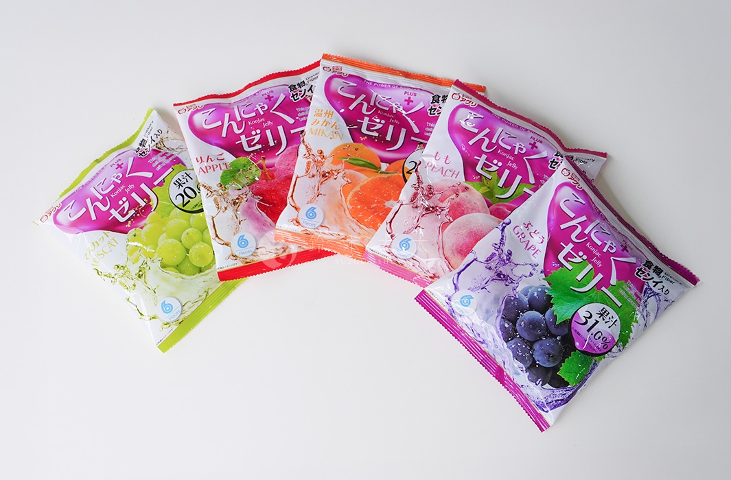 綠色、紅色、橘色、粉色和紫色的蒟蒻果凍包裝，上面印有不同水果圖案和日文，展現出多種水果口味。