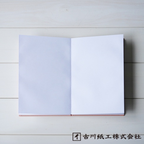 一本打開的御朱印帳，左頁為淡紫色，右頁為白色，皆為和紙材質。帳本邊緣為淡粉色。