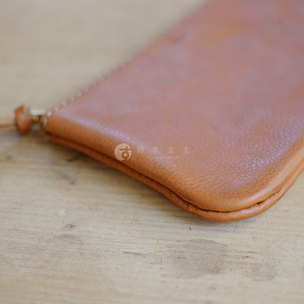 職人手作皮革Organ拉鍊式小物收納袋，淺棕色皮革，細緻車縫線，搭配同色皮革拉繩，簡約設計。