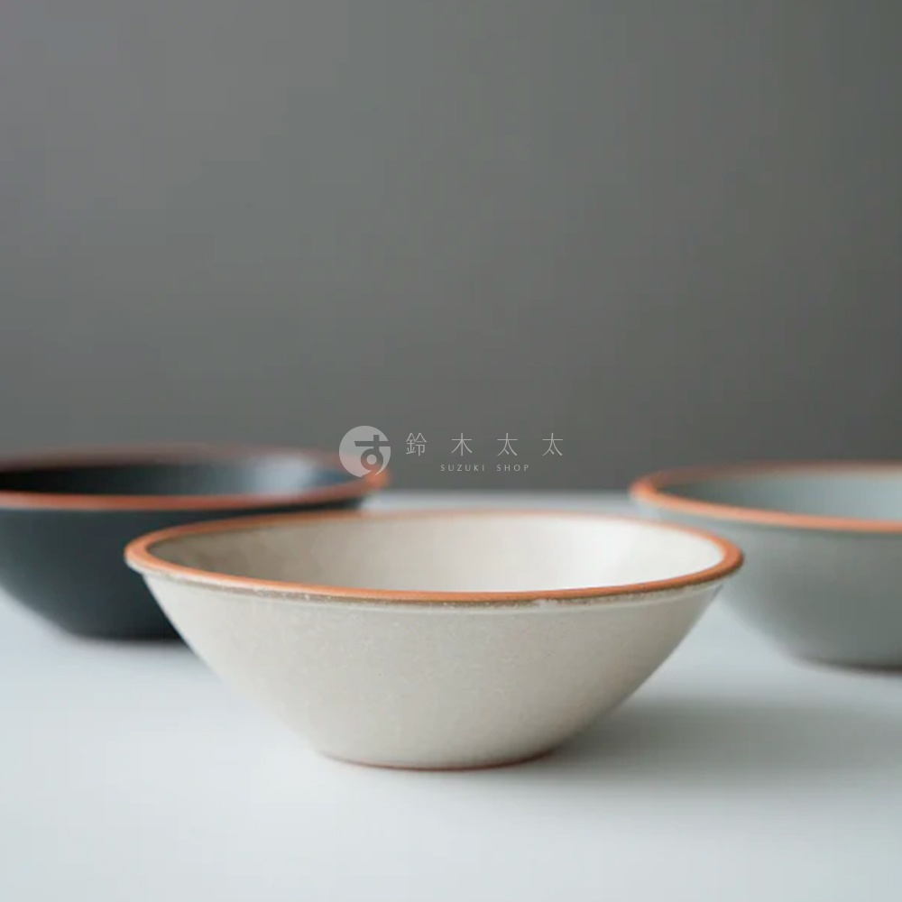 三款素燒陶瓷沙拉碗，分別為米白、灰色和深藍色，碗口皆有樸質的陶土色邊緣，呈現簡約質感。