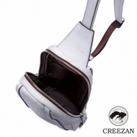 JETTER 隨身側背包 CJTE-021，淺灰色荔枝紋皮革材質，搭配深棕色織帶與銀色金屬拉鍊，包身結構簡潔，內部空間可見，品牌標誌位於右下角。