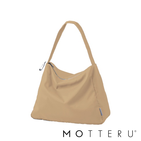 淺卡其色輕時尚摺疊保冷肩背袋，採用尼龍材質，擁有銀色拉鍊和肩帶。