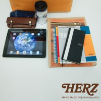 職人手作皮革軟式杜勒斯包，棕色皮革，搭配平板電腦、筆記本、保溫杯及手機。