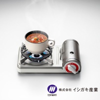 銀色與白色組合的五德瓦斯爐架，爐架上放置著一個裝有熱湯的白色陶瓷杯，爐頭火焰正在加熱。