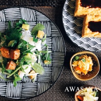 KOMON 和風料理盤一套，黑色線條網格圖案，盛裝沙拉、米飯、炸物塊及蔬菜，搭配另兩個小盤裝盛醬汁炸豆腐及日式小菜。