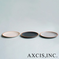 PURE 素燒百搭陶瓷主菜盤 M，展示三款顏色：米白色、炭灰色和淺灰色。盤子為圓形，邊緣帶有細緻的橘色滾邊，材質為陶瓷。