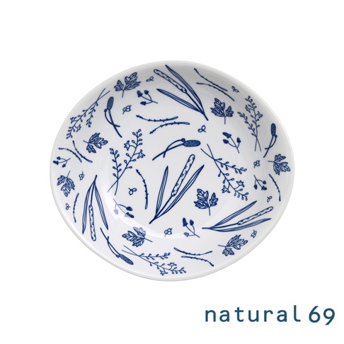 白色陶瓷圓盤，盤面印有藍色線條繪製的植物圖案，包括細長的葉片、帶有小點的枝條和類似香蒲的植物。