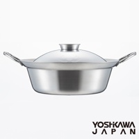 不鏽鋼材質的相撲鍋，鍋身為銀色，帶有兩個金屬提把。鍋蓋為圓頂狀，中央有壓印的圖案，鍋蓋把手為圓柱形。