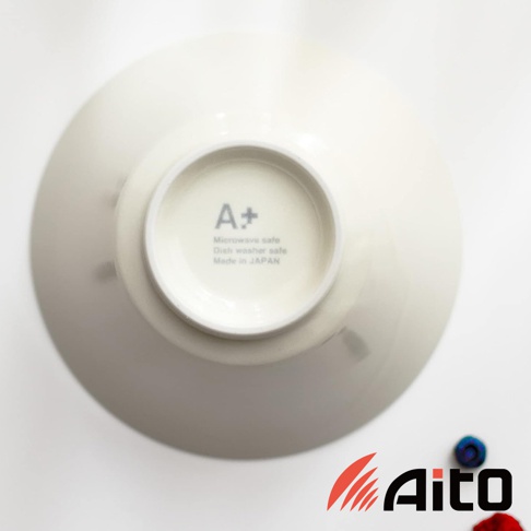 Ciel 美濃燒簡約釉彩深碗，白色陶瓷材質，碗底標有「A+ Microwave safe Dish washer safe Made in JAPAN」字樣。
