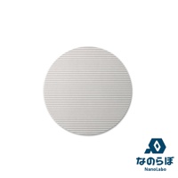 圓形淺灰色珪藻土置物墊，表面有細緻的平行紋路，角落有「nanolabo」的藍色六角形與日文 logo。