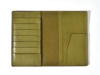 橄欖綠皮革多用途長夾，展開狀態。左側有六個直式卡槽，右側有兩個隔層，其中一個為斜口設計。整體皮革表面光滑，帶有縫線細節。