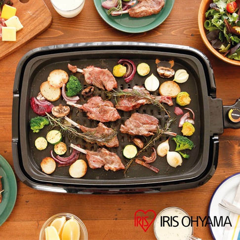 黑色烤網風電烤盤 APA-136 上烤著帶骨羊排、馬鈴薯片、櫛瓜片、洋蔥圈、蘑菇、花椰菜與香料。