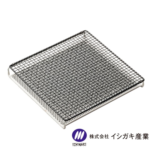 石垣產業瓦斯爐專用方形陶瓷烤網盤，上方為黑色鐵製方格烤網，下方為白色陶瓷塗層底盤，具備密集的圓孔設計以利熱氣穿透，產品呈現由上往下的俯視角，設計簡約實用。