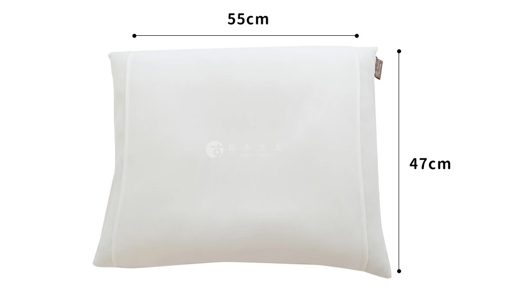 無敵軟枕專用枕套，純白色，材質光滑，尺寸為 55cm x 47cm，枕套一角帶有品牌標籤。