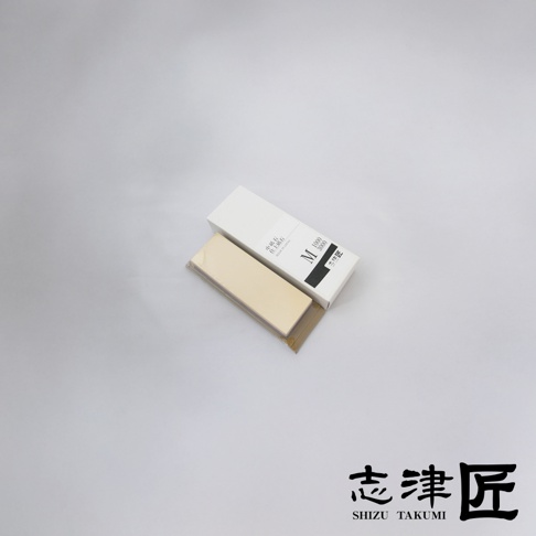志津匠 1000/3000 號磨刀石，磨刀石表面為米黃色，包裝盒為白色，盒上印有日文和英文品牌及型號資訊。