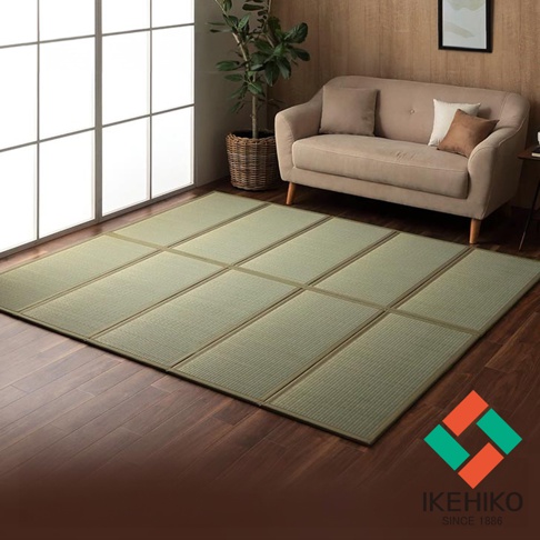YUME 藺草組合式五折疊榻榻米睡墊，由多塊淺綠色藺草編織而成的墊子，鋪設在木質地板上，整體呈現自然樸實的風格，適合用於居家空間。