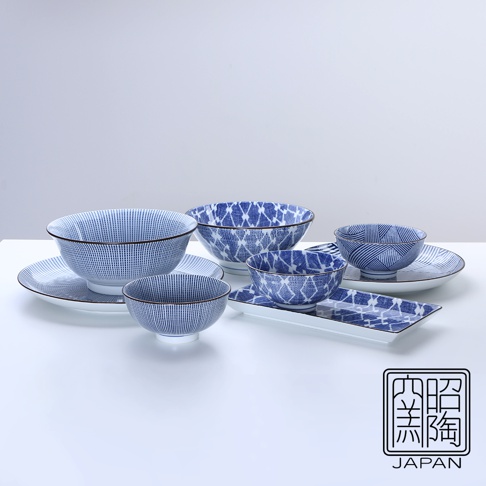 一套藍白陶瓷餐具，包含不同尺寸的丼飯碗、盤子和長方盤，碗內外皆印有細緻的千段十草紋或菱形網格紋，質感溫潤。