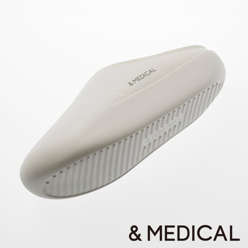 &MEDICAL 標誌的白色穆勒鞋，底部有防滑紋路