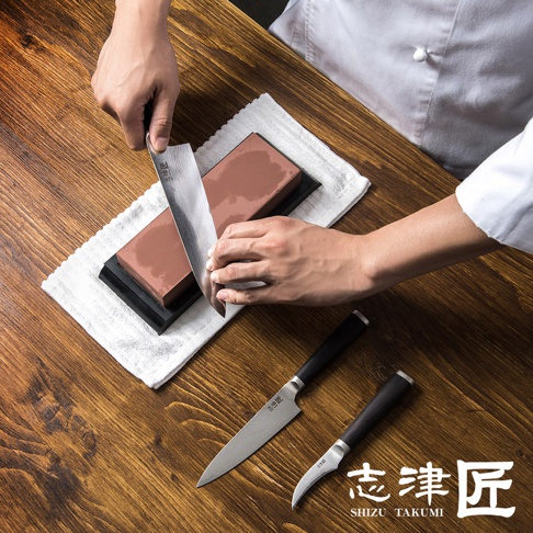 志津匠品牌標誌與廚師用刀，以及廚師正在砥礪石上磨刀的特寫。