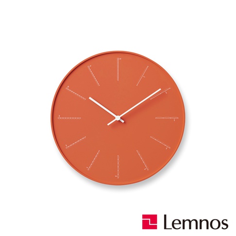 橘色圓形時鐘，表面有白色線條標示的刻度，搭配兩根白色指針。