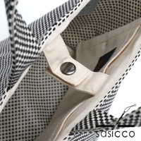 三河木綿刺子織圓底水桶包，特寫內部細節，展示黑白色菱格紋圖案的刺子織布料、米白色帆布內襯和金屬按扣。