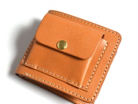 淺棕色皮革雙折短夾，帶有外附零錢袋，零錢袋上有金屬按扣，整體以白色縫線工藝製作。