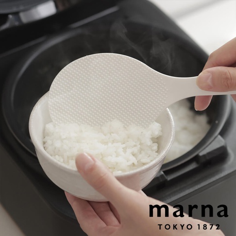 marna TOKYO 1872 品牌商標，以及一碗剛煮好熱氣騰騰的米飯，用站立式好握飯匙正在舀取米飯的特寫畫面。