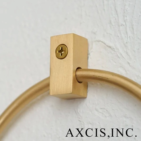 VOL 輕奢黃銅圓形毛巾環，黃銅材質，圓形環狀設計，固定於白色紋理牆面，黃銅螺絲固定。