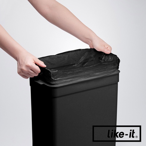 雙手正在為黑色長方形垃圾桶套上黑色垃圾袋。