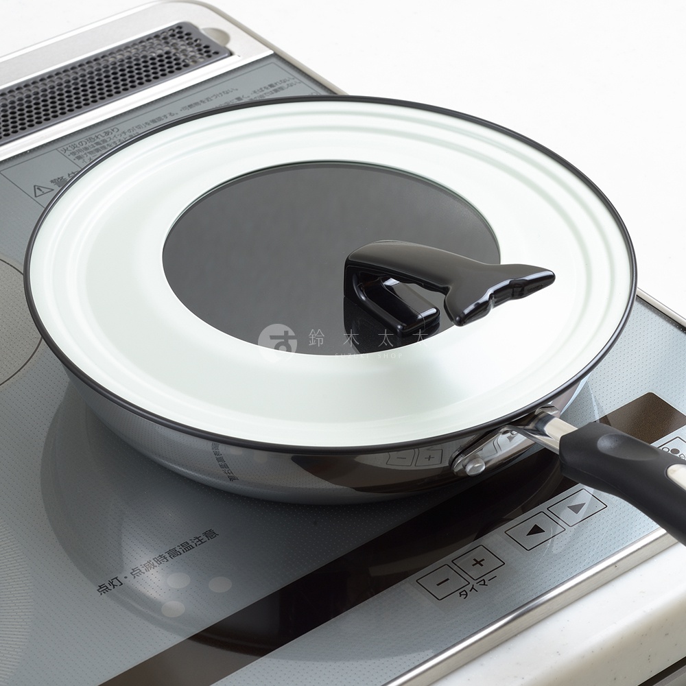 可立式強化玻璃鍋蓋，中央為黑色，外圈為白色，搭配黑色防燙手柄，適用於 26-30 公分鍋具。