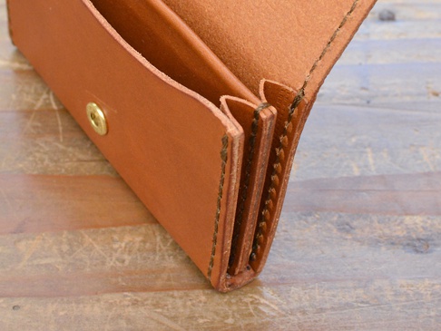 職人手作皮革Organ商務名片夾，淺棕色，皮革材質，設有金色按扣，內部隔層清晰可見。
