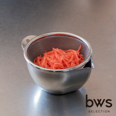 bws SELECTION 不鏽鋼料理備料濾網盆組，外觀為亮面金屬材質，碗口邊緣設有貼心傾倒口，上方嵌套細密的不鏽鋼濾網，內部盛裝著紅色的薑絲，整體設計簡潔精緻，呈現出專業廚房用品的質感。