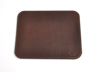 職人手作皮革滑鼠墊板 (KZ-70)，深棕色皮革，四周以淺棕色縫線包邊，右下角有燙金品牌標誌。