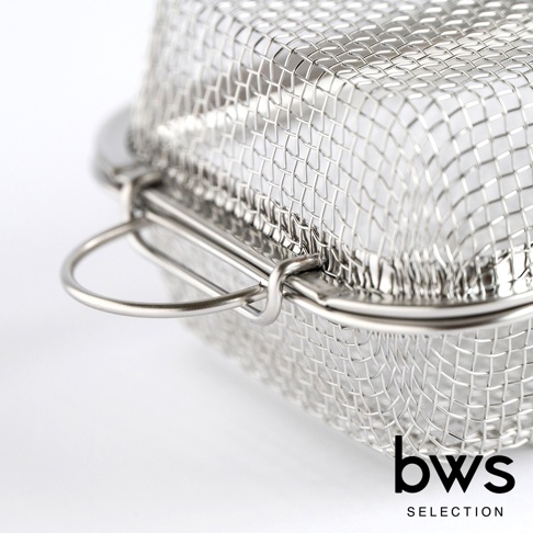 銀色不鏽鋼網狀洗碗機專用清潔收納盒，帶有可折疊提把，網孔緊密，適合收納小物。