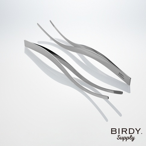 兩支銀色不銹鋼調酒裝飾夾，呈波浪狀彎曲，尖端有細緻的鋸齒紋理，其中一支夾具上印有「BIRDY by Erik Lorincz」字樣。