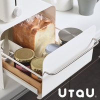 白色抽屜式收納櫃，櫃內裝有麵包、果醬罐及其他雜物，櫃體側面設有金屬拉柄。