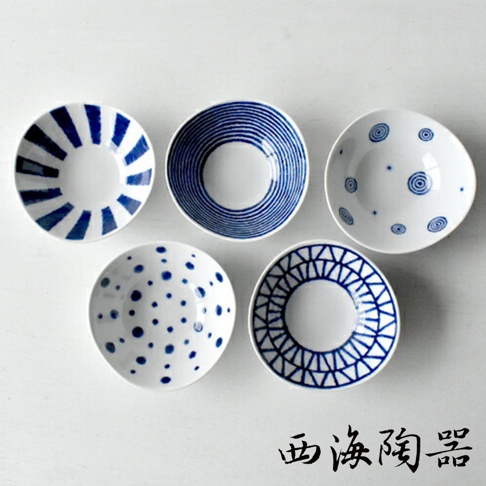 五件波佐見燒藍玉紋小菜碟，皆為白色陶瓷，飾有不同藍色圖案：放射狀線條、同心圓、圓點、螺旋紋及幾何網格。