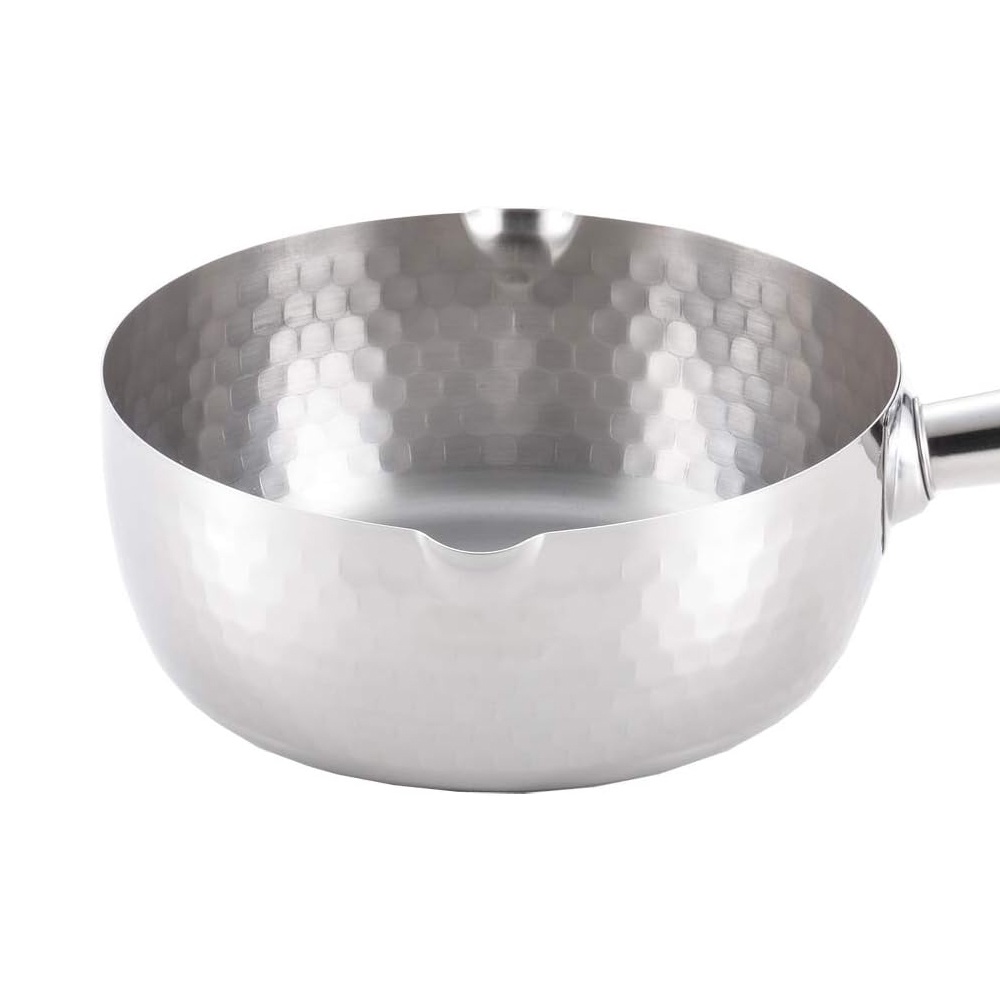 不鏽鋼單柄雪平鍋，鍋身外觀帶有錘紋，內側光滑，設有兩個方便傾倒的鍋嘴，鍋柄為銀色。
