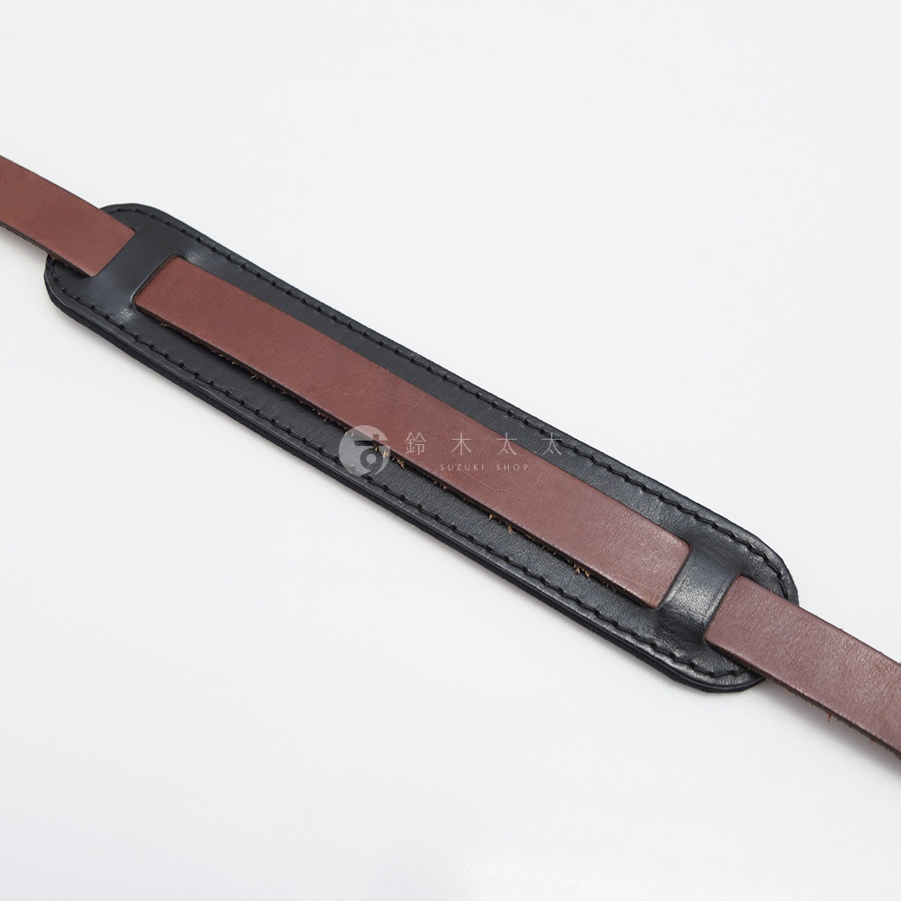 職人手作皮革Big肩墊，採用黑色皮革外層搭配棕色皮革內層，縫線細緻，質感厚實。