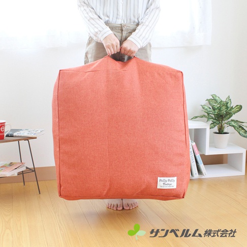 一個橙色、方形的棉被收納袋，由粗織紋理的布料製成，有兩個提把。收納袋上有一個白色標籤，上面印有「Pally Pally Vintage」字樣。