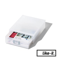 半透明白色塑膠製長版A4文件收納盒，設有一個抽屜，抽屜內有雜誌頁面，盒蓋闔上，產品置於白色背景上，右下角有「like-it」品牌標誌。