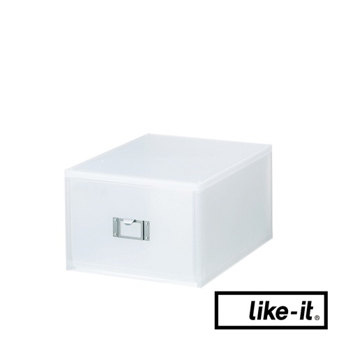 白色透明塑膠製成的寬版可疊式收納盒，正面有一個金屬製的長方形提把，盒蓋為透明霧面設計。