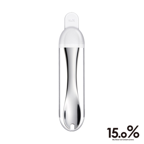 一個銀色金屬冰淇淋勺，勺柄處有品牌標誌「15.0%」，收納於透明塑膠盒中，盒蓋為白色。