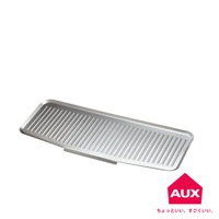 一個長方形的銀色排水式瀝水籃，表面有許多平行的溝槽，材質看起來是金屬。