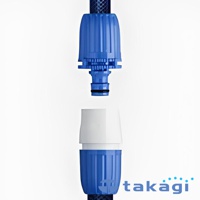 藍色與白色轉接頭，由塑膠材質製成，設計用於連接水管。