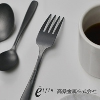 日製熔岩黑石餐叉，呈現深邃的黑色調，材質似金屬，表面帶有細緻的紋理。餐叉共有四個叉齒，造型簡約，散發出沉穩的質感。