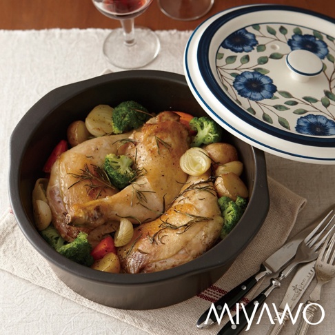 IH系列9號耐溫差洋風陶土湯鍋，內盛烤雞、馬鈴薯、花椰菜及洋蔥，鍋蓋為藍色花卉圖案，整體呈現精緻的餐桌景象。