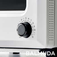 ReBaker 烤麵包機的白色機身，設有黑色的旋鈕式定時器，刻有數字 1 至 15 及 OFF，以及機身右側的散熱孔。