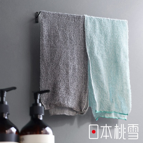 日本桃雪品牌的綠色和灰色毛巾掛在毛巾架上，下方有兩個沐浴乳瓶。