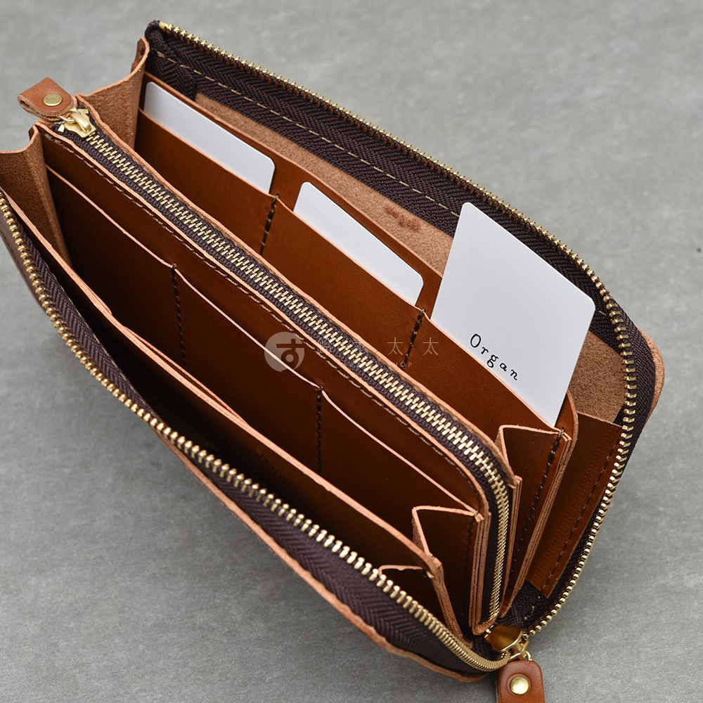 職人手作皮革Organ拉鍊長夾，內部隔層清晰，可放入多張卡片。